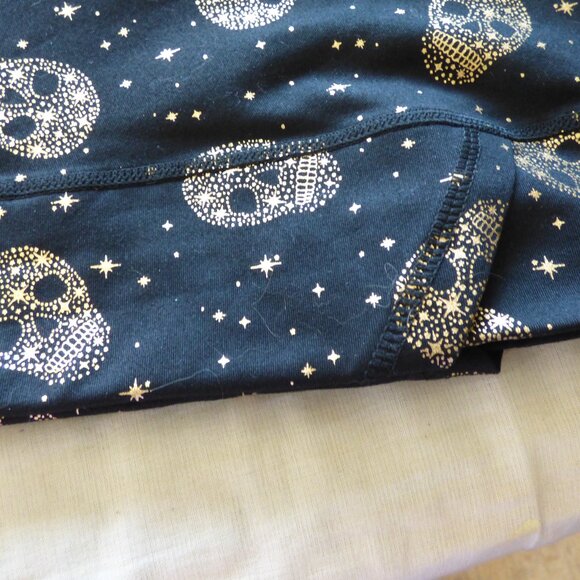 TORRID ACTIVE CROP LEGGING - PERFORMANCE CORE FOIL STAR & SKULL BLACK 0 L 12 - Picture 4 of 10